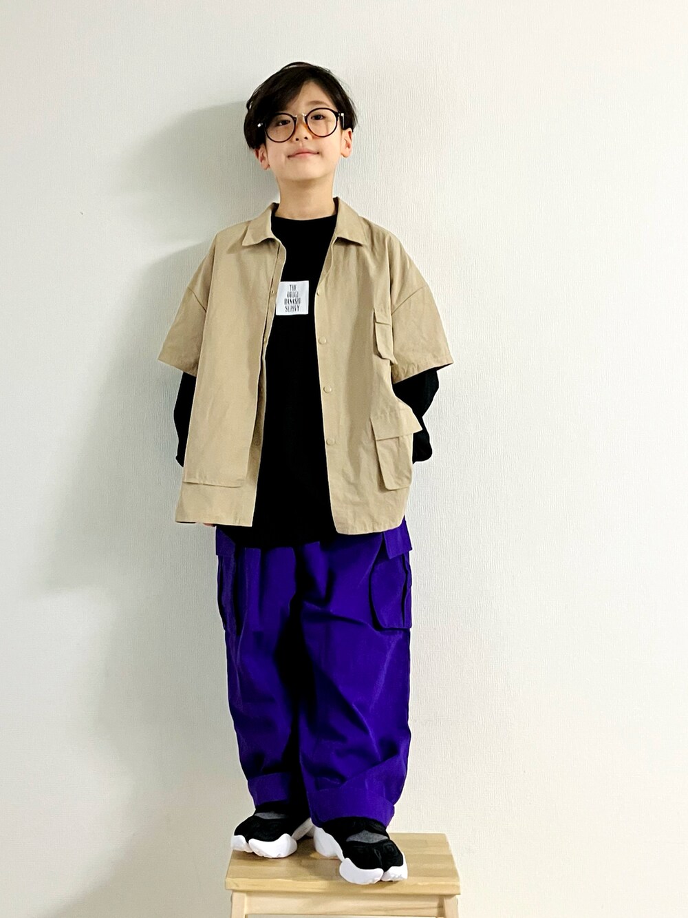 パープル系のその他パンツ、ブラック系のスニーカーを着用したキッズの春コーディネートの4枚目の写真