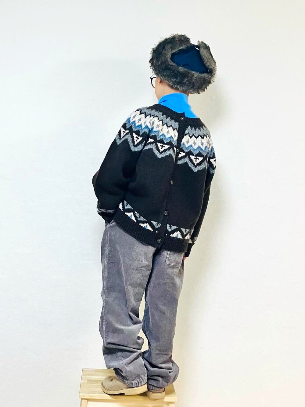 「休日スタイル、ロシアン帽、パイロットキャップ、コーデュロイ、コーデュロイパンツ、サロペット、スノーパンツ、ブーツ、冬コーデ、カーディガン、タートルネック、レイヤードスタイル、クリスマスに着たい服、クリスマス、クリスマスコーデ」｜「KRIFF MAYERのKids-Fake-Suede-Aviator-Cap（キャップ、ブラック系）」を使った、syun★さん（キッズ・130cm）の冬コーディネートの2枚目の写真