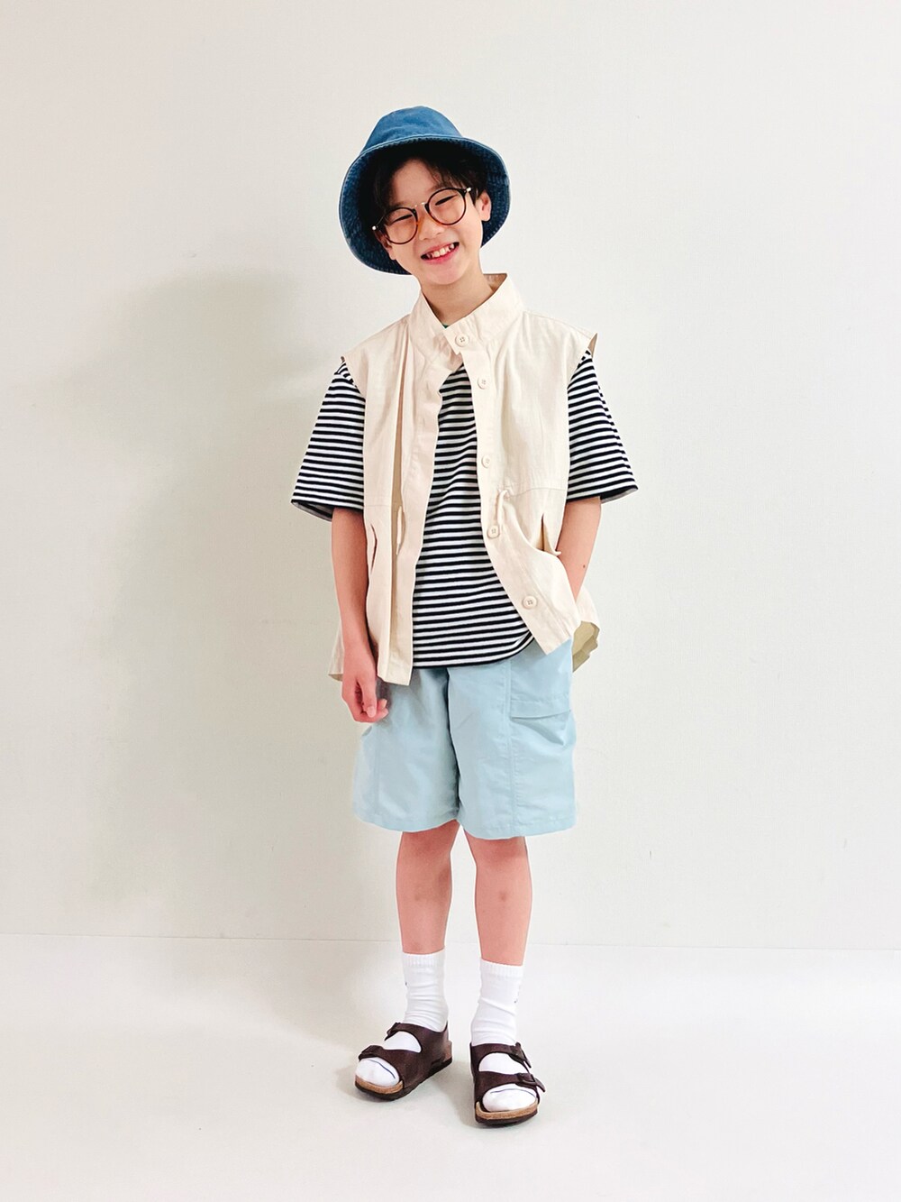 ブラック系のTシャツ/カットソー、ホワイト系のベスト、その他のパンツを着用したキッズの夏コーディネートの2枚目の写真