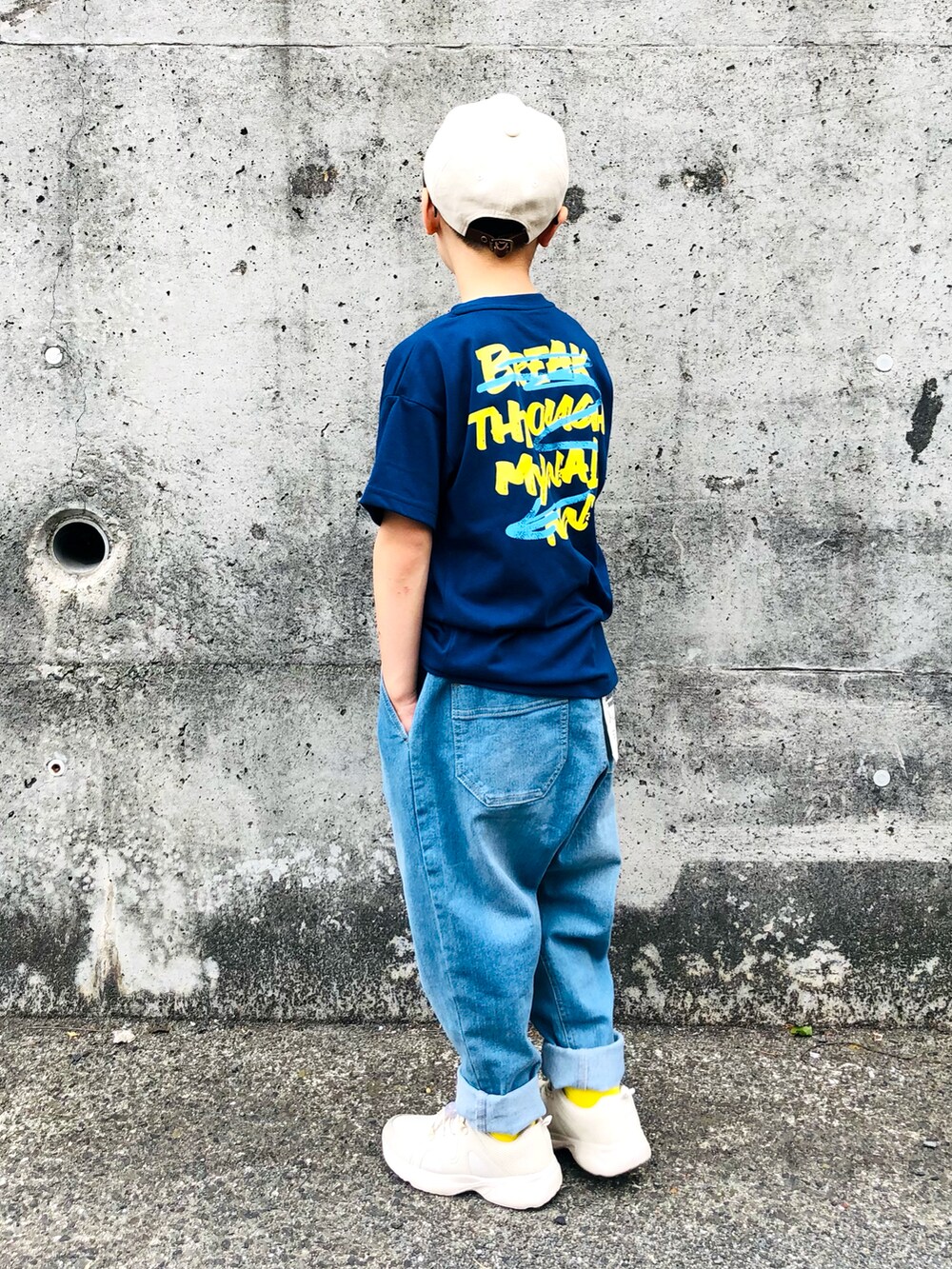 ブルー系のTシャツ/カットソー、ベージュ系のスニーカー、ブルー系のデニムパンツを着用したキッズの夏コーディネートの2枚目の写真