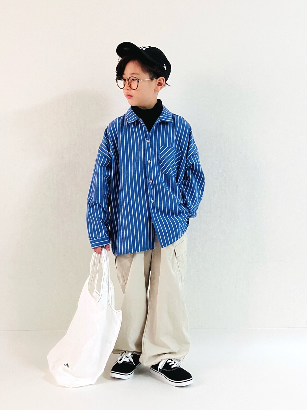 「カジュアルコーデ、レイヤードスタイル、シャツスタイル、シャツ、カーゴパンツ、めがね、秋冬コーデ、秋冬準備はじめました、秋冬新作、秋コーデ、キヤップ、ペアマノンストリート、ペアマノンhappybag、ショルダーバッグ、エコバッグ」｜「PAIRMANON STREETの【PAIRMANON STREET】パラシュートパンツ ナイロン カーゴパンツ ウエストゴム（カーゴパンツ、ベージュ系）」を使った、syun★さん（キッズ・135cm）の夏コーディネートの2枚目の写真