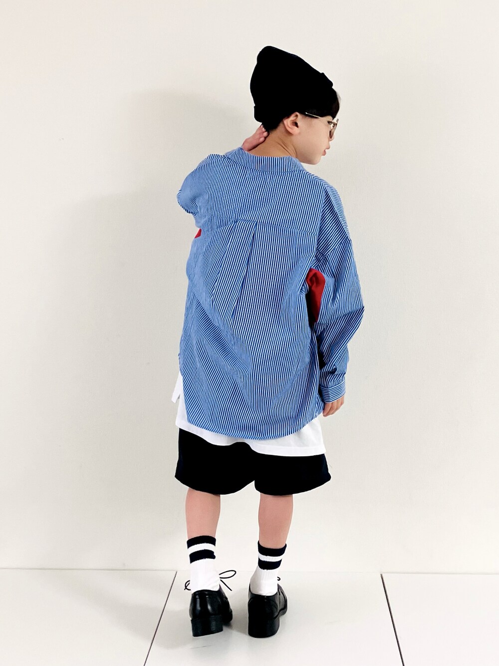 ブルー系のシャツ/ブラウス、ホワイト系のTシャツ/カットソー、ブルー系のパンツを着用したキッズの春コーディネートの3枚目の写真