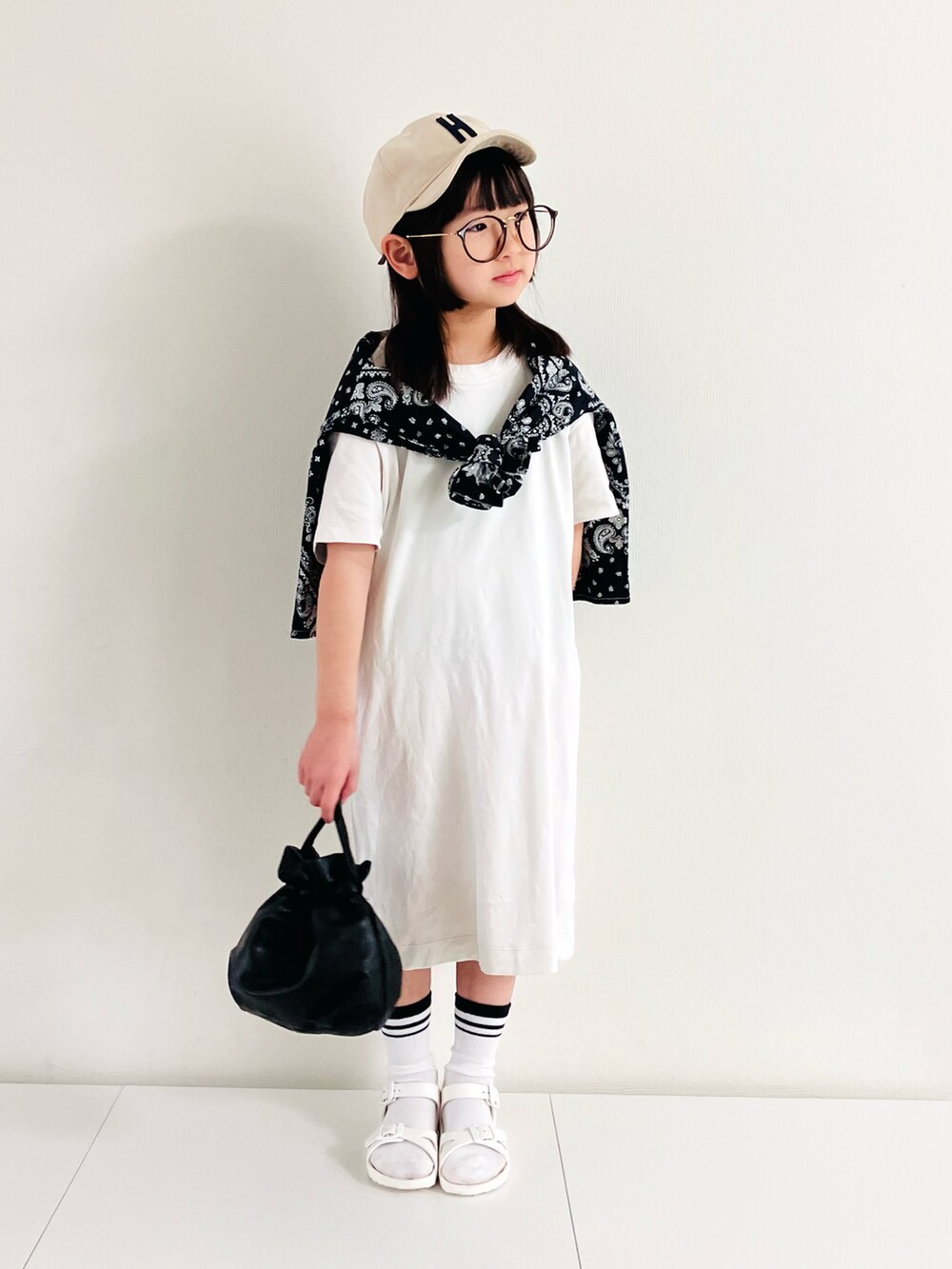 その他のシャツ/ブラウス、ホワイト系のワンピース、ホワイト系のサンダルを着用したキッズの春コーディネートの3枚目の写真