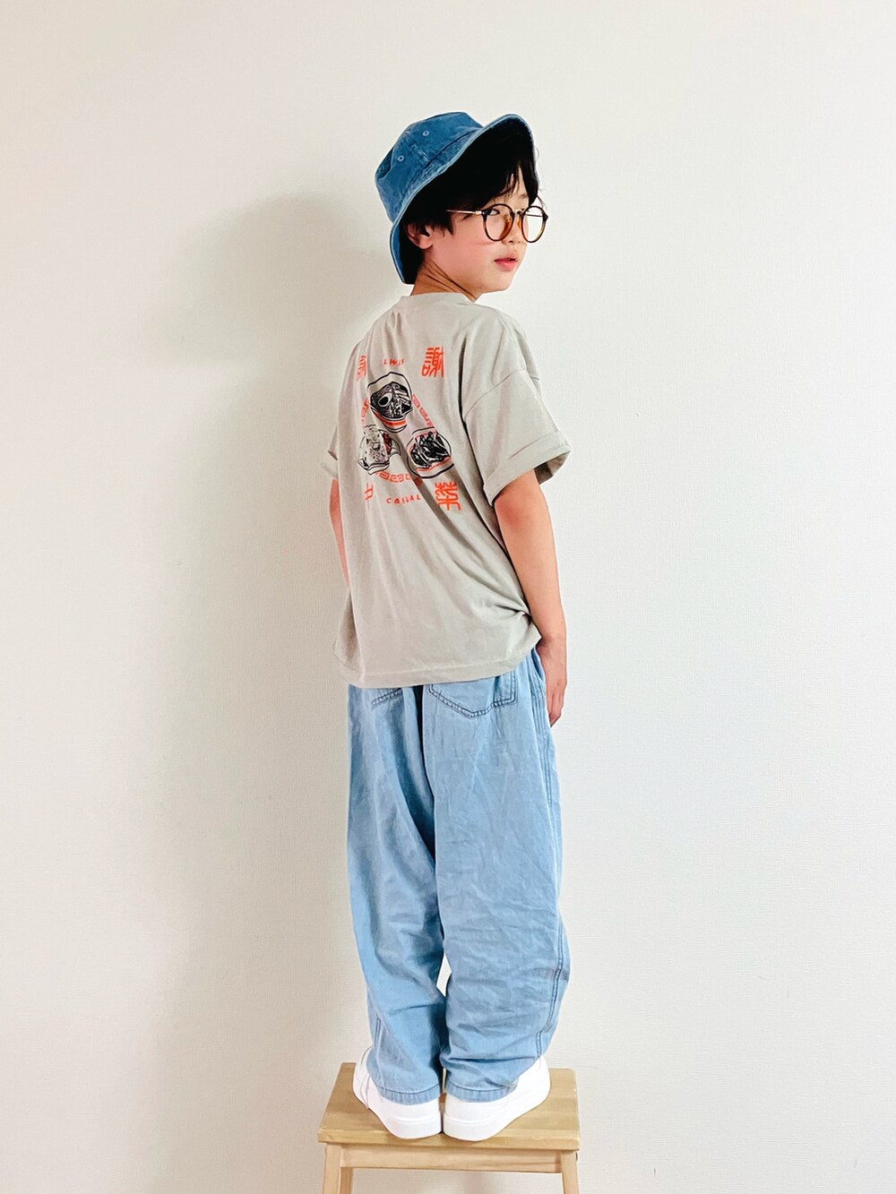 グレー系のTシャツ/カットソー、ブルー系のデニムパンツ、ホワイト系のスニーカーを着用したキッズの夏コーディネートの2枚目の写真