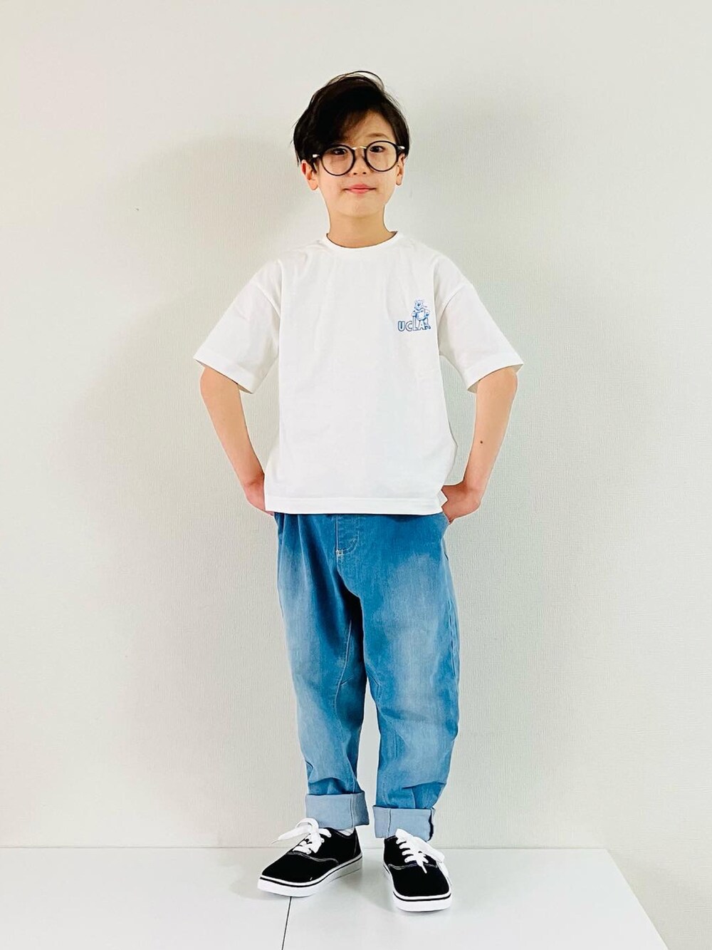 ホワイト系のTシャツ/カットソー、ブルー系のデニムパンツ、ブラック系のスニーカーを着用したキッズの春コーディネートの3枚目の写真