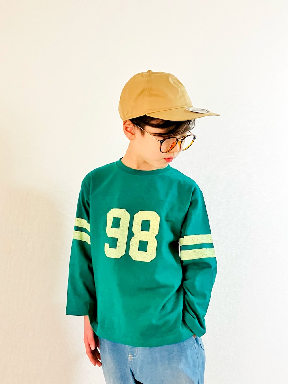 「春服デビュー宣言、男の子コーデ、ロンT、デニム、デニムパンツ、カラースニーカー、キャップ、めがね、バックパック、春服みてみて、春カラー、カジュアルコーデ」｜「NEW ERAの[ 別注 ][ ニューエラ ] NEW ERA SC 撥水 パッカブル キャップ（キャップ、ベージュ系）」を使った、syun★さん（キッズ・131cm）の春コーディネートの3枚目の写真