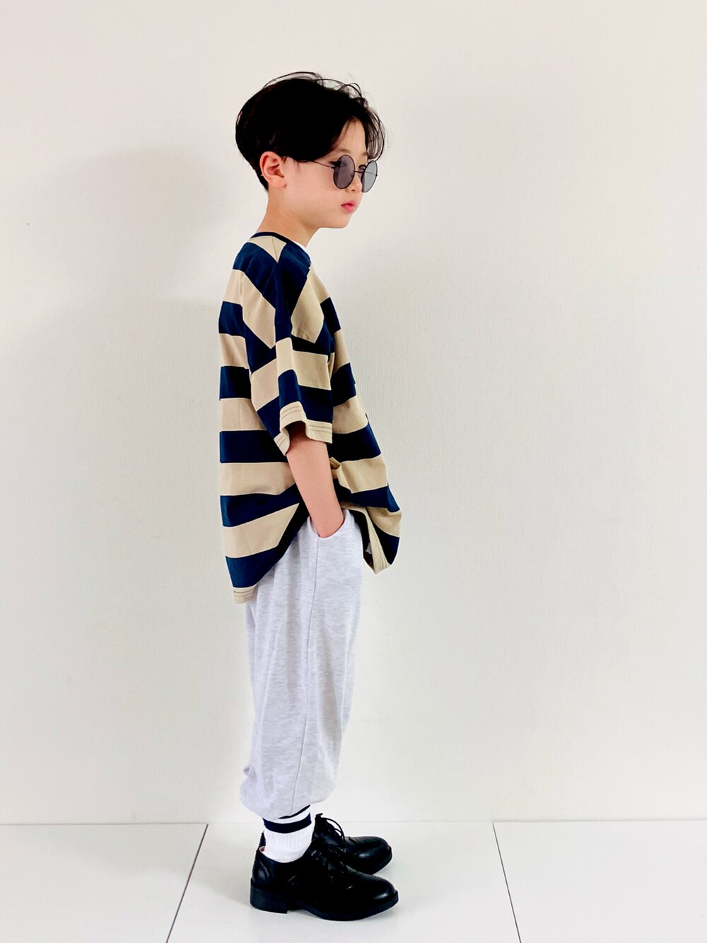 「こどもの日、GWコーデ、ローファー、ブーツ、スウエット、ボーター、ハット、サングラス、ボーダーTシャツ、カジュアルコーデ、ストリートコーデ、ストリート、シンプルコーデ」｜「unname_supplyのアイテム（Tシャツ/カットソー、ブルー系）」を使った、syun★さん（キッズ・135cm）の春コーディネートの4枚目の写真