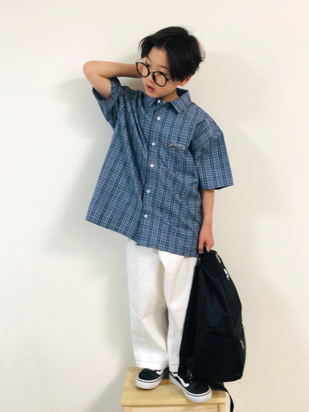 グレー系のシャツ/ブラウス、ホワイト系のデニムパンツ、ブラック系のスニーカーを着用したキッズの春コーディネートの4枚目の写真