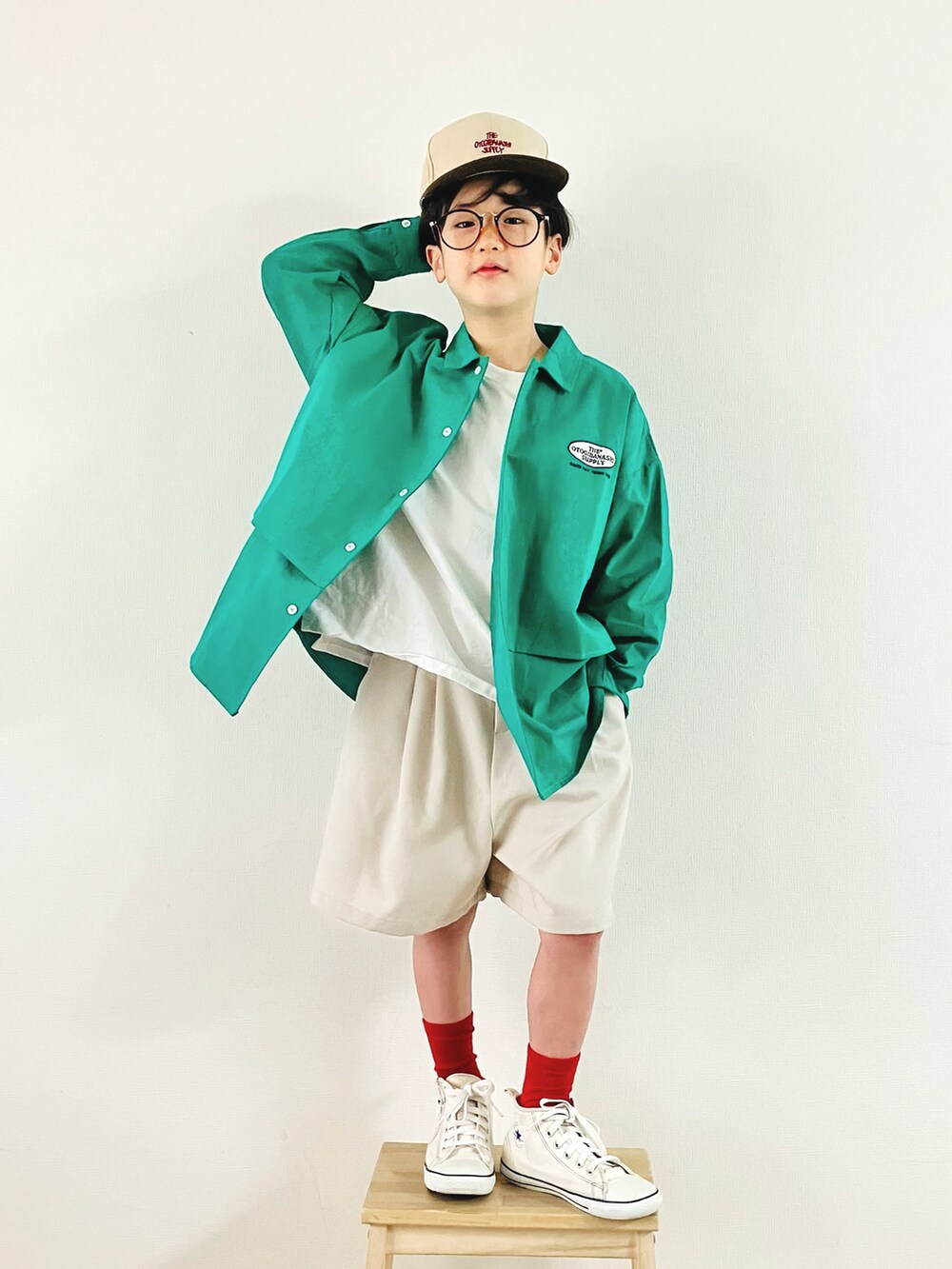 「春服デビュー宣言、春服、カラーシャツ、ハーフパンツ、ハイカットスニーカー、カラーソックス、シンプルコーデ、コンバース」｜「the_otogibanashi_supplyのアイテム（キャップ、ベージュ系）」を使った、syun★さん（キッズ・131cm）の春コーディネートの3枚目の写真