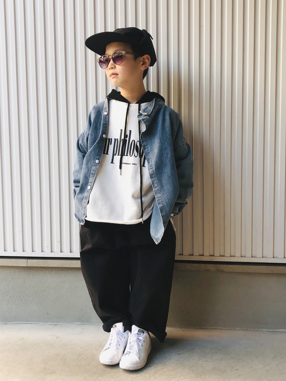 「スウェット、ロゴスウェット、休日スタイル、ワイドパンツ、セットアップ、ブラック、アディダス、キャップ、ストリート、ストリートコーデ、デニムシャツ」|「the_otogibanashi_supplyのアイテム(キャップ、ブラック系)」を使った、syun★さん(キッズ・120cm)の冬コーディネートの2枚目の写真