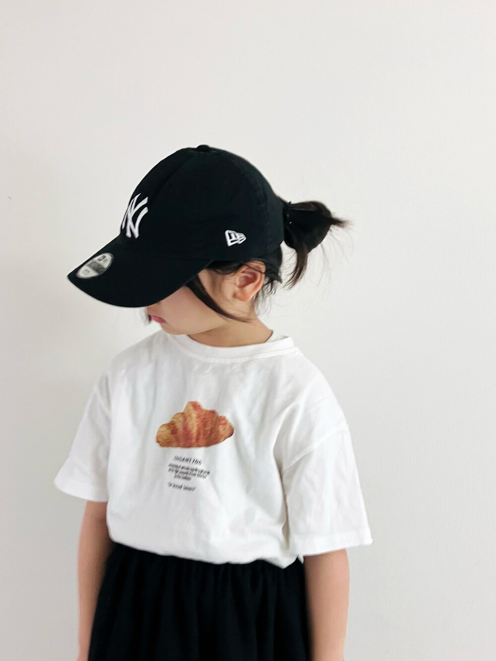 「春夏コーデ、カジュアルコーデ、キャップ、モノトーン、メッシュバッグ、サンダル、Tシャツ、白Tシャツ、女の子ファッション、キャップ女子、グルカサンダル、初夏、半袖、シンプルコーデ」｜「NEW ERAの【NEW ERA】キッズ Child 9TWENTY MLB [BSC]（キャップ、ブラック系）」を使った、syun★さん（キッズ・135cm）の春コーディネートの4枚目の写真