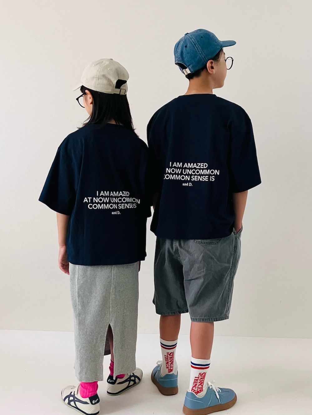 グレー系のデニムパンツ、ブルー系のスニーカー、ブルー系のTシャツ/カットソーを着用したキッズの夏コーディネートの3枚目の写真