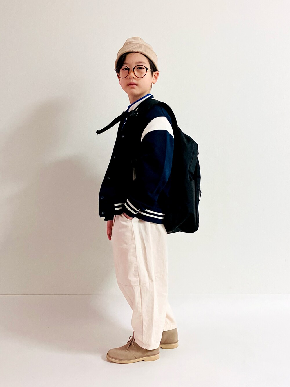 「冬コーデ、スタジャン、冬春コーデ、ホワイトパンツ、ブーツ、めがね、ニットキャップ、バックパック」｜「UNIQLOのアイテム（スタジャン、ブルー系）」を使った、syun★さん（キッズ・136cm）の冬コーディネートの2枚目の写真