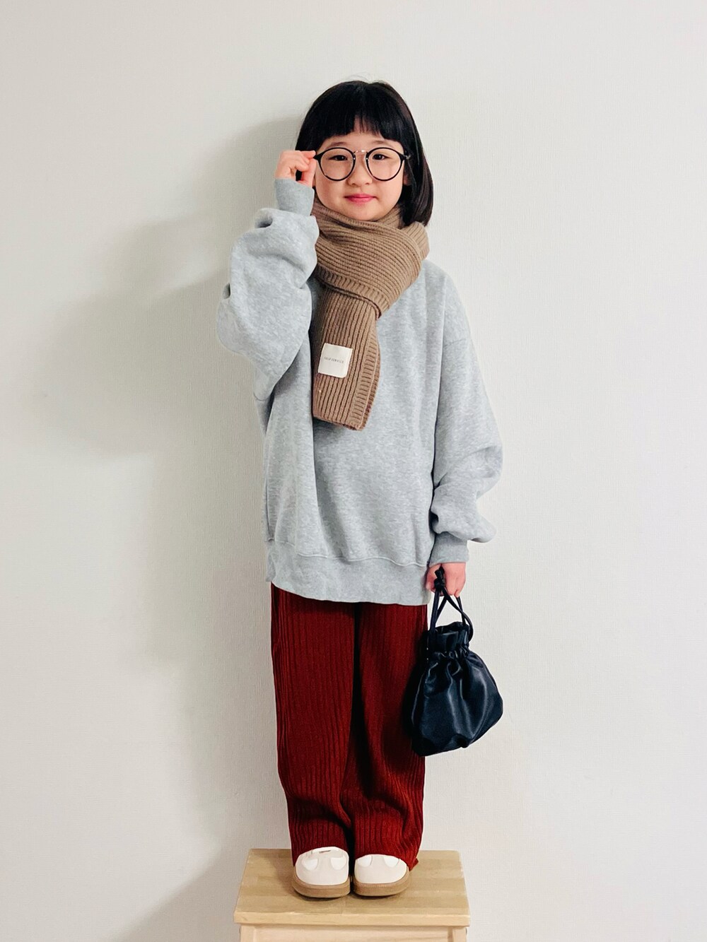 その他のスウェット、レッド系のその他パンツ、ベージュ系のスニーカーを着用したキッズの冬コーディネートの2枚目の写真