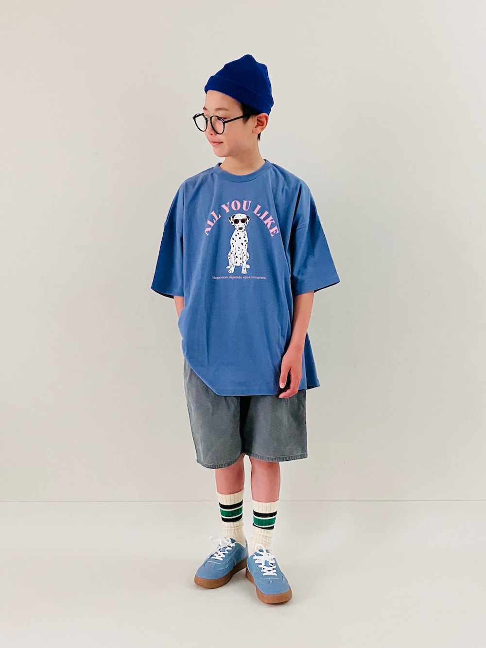 「カジュアルコーデ、オーバーサイズ、バルーンパンツ、ハーフパンツ、ワイドパンツ、ロゴT、ビーニー、夏コーデ、スニーカー、むすこふく、ブルーコーデ、シンプルコーデ、ワントーン」｜「CIAOPANIC TYPYの【KIDS】カラーリブビーニー（ニットキャップ/ビーニー、ブルー系）」を使った、syun★さん（キッズ・141cm）の夏コーディネートの2枚目の写真