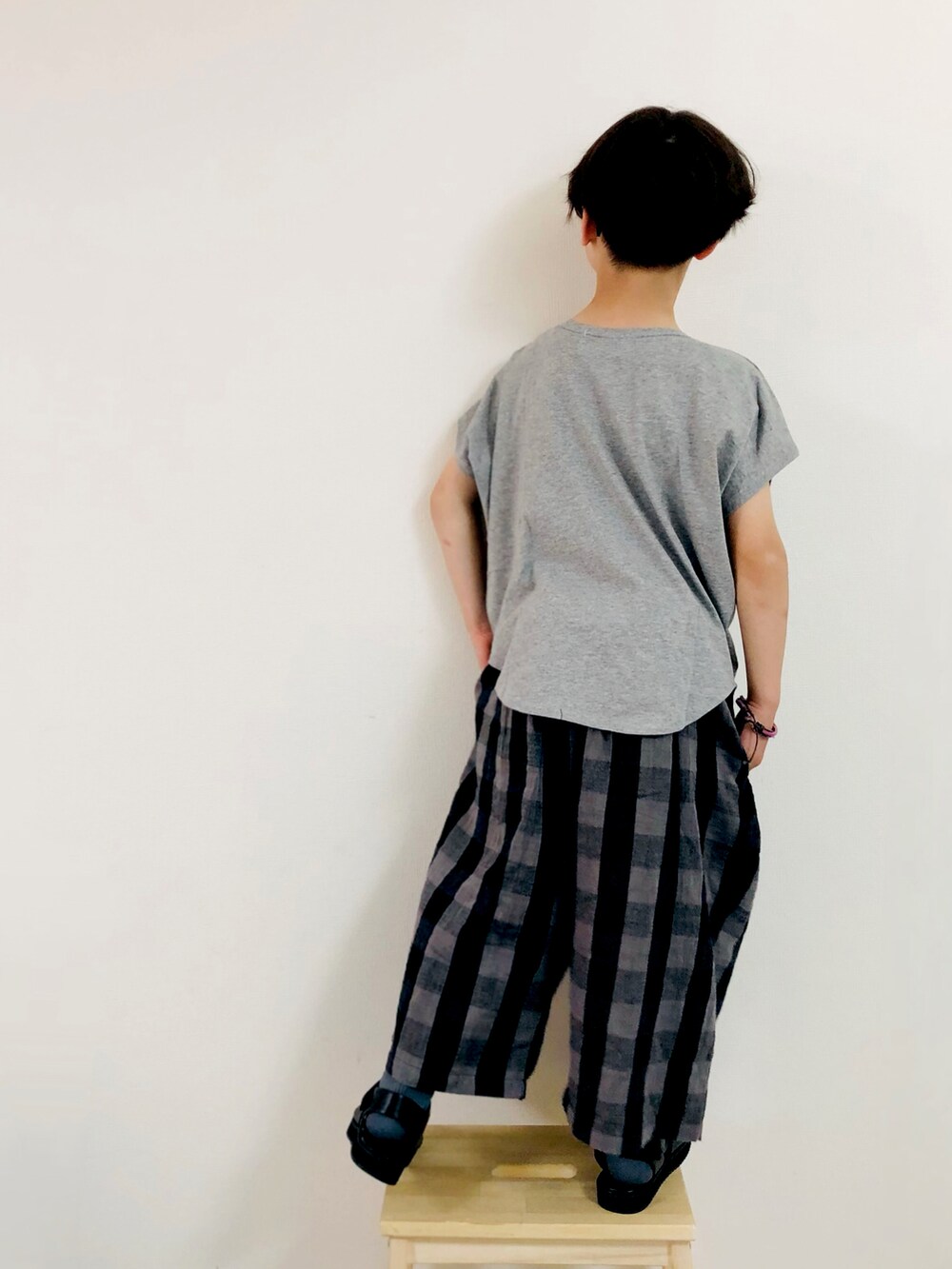 グレー系のTシャツ/カットソー、ブラック系のその他パンツ、ブラック系のサンダルを着用したキッズの夏コーディネートの2枚目の写真