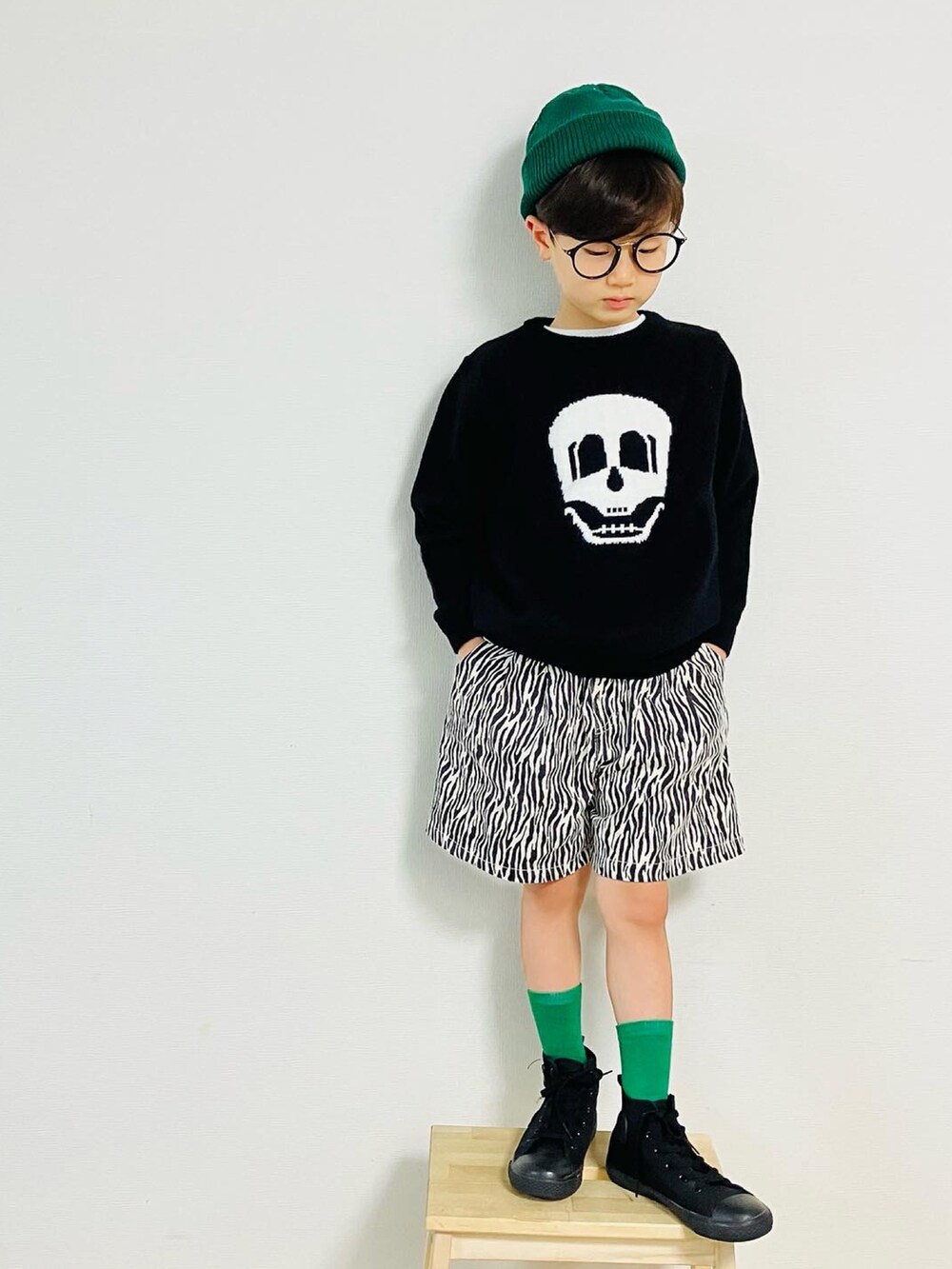 その他のパンツ、ブラック系のニット/セーター、ブラック系のスニーカーを着用したキッズの秋コーディネートの3枚目の写真