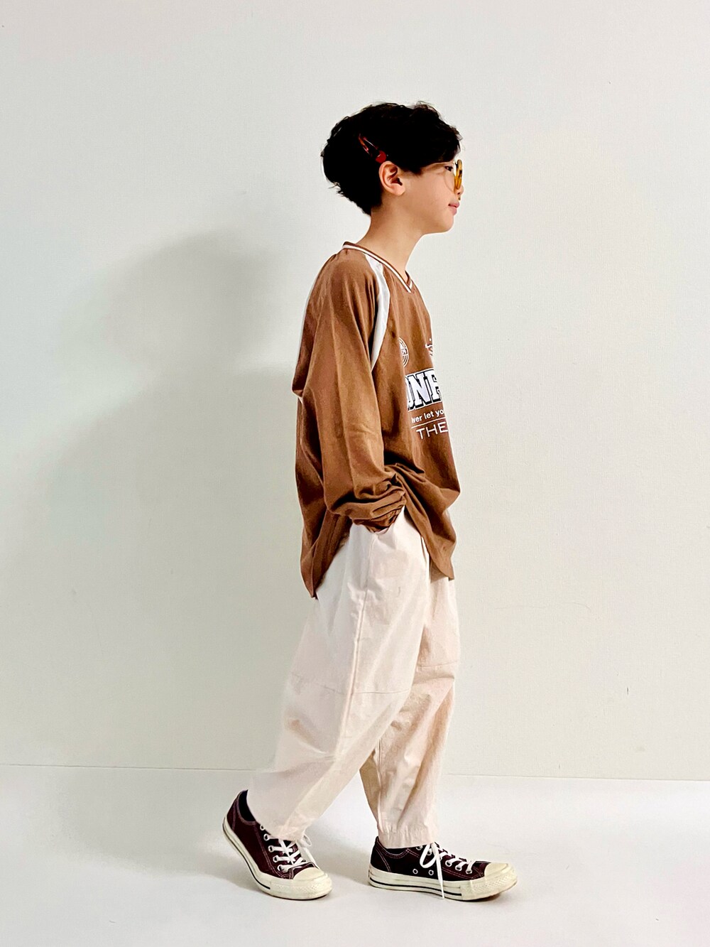 「秋服まるっと大公開、秋服準備はじめました、秋コーデ、ロンT、カラーパンツ、淡色コーデ、ブラウン」｜「undeny.のアンディニー バルーンパンツ（その他パンツ、ホワイト系）」を使った、syun★さん（キッズ・135cm）の秋コーディネートの2枚目の写真