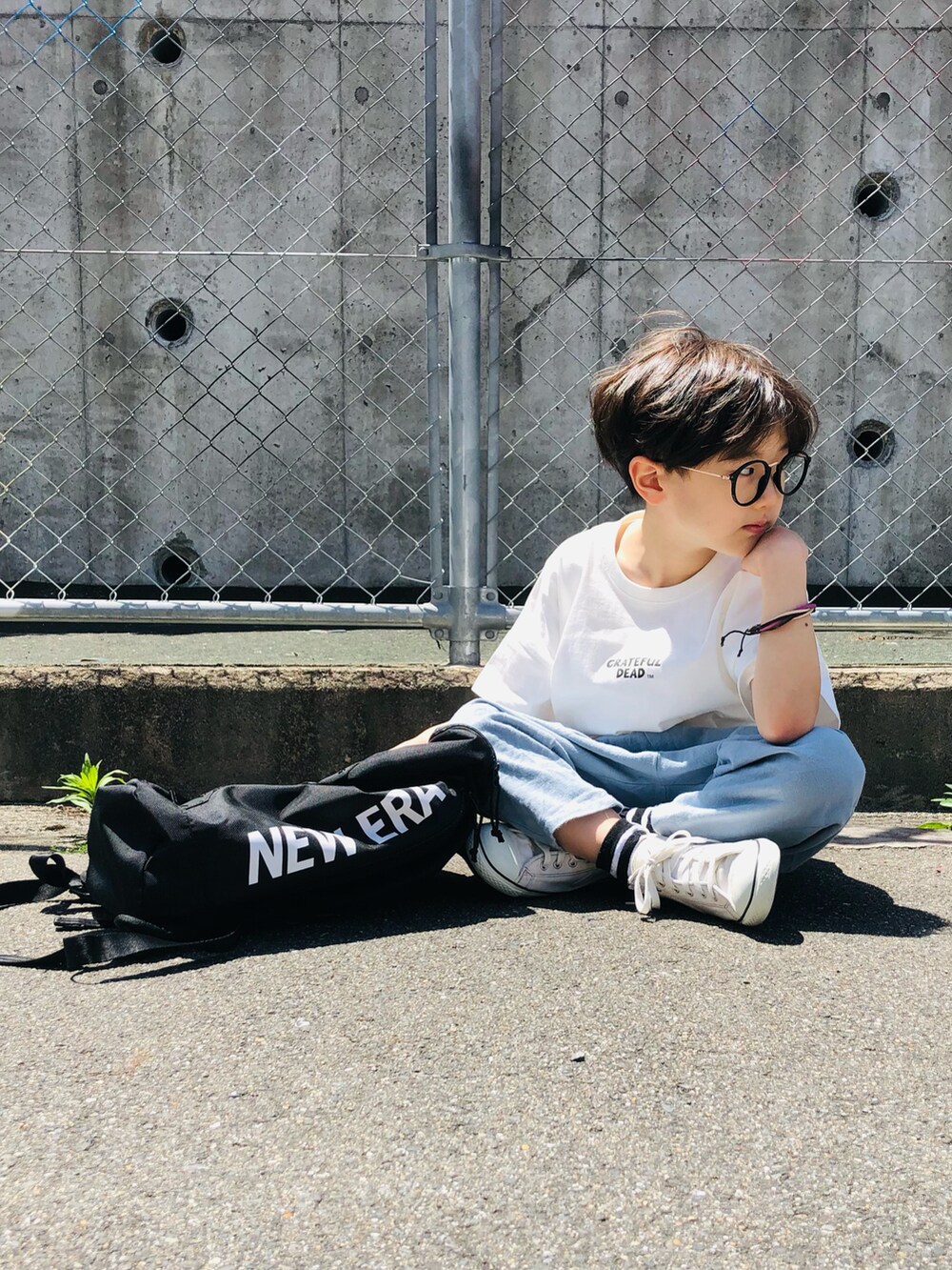 ホワイト系のTシャツ/カットソー、ブルー系のその他パンツ、ホワイト系のスニーカーを着用したキッズの春コーディネートの5枚目の写真