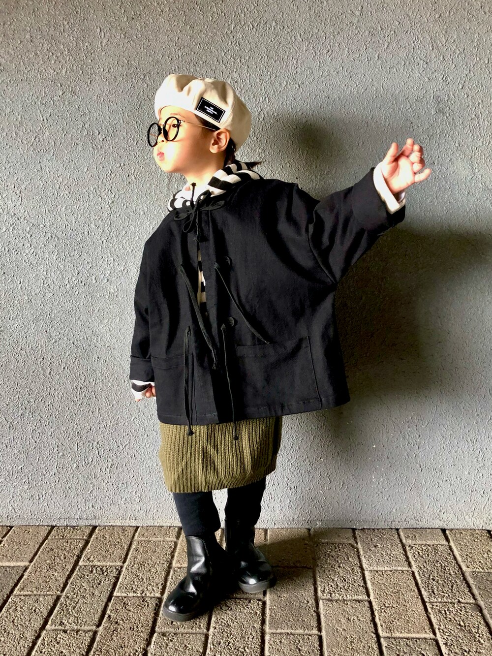 その他のスウェット、ブラック系のジャケット/アウター、ブラック系のブーツを着用したキッズの秋コーディネートの2枚目の写真