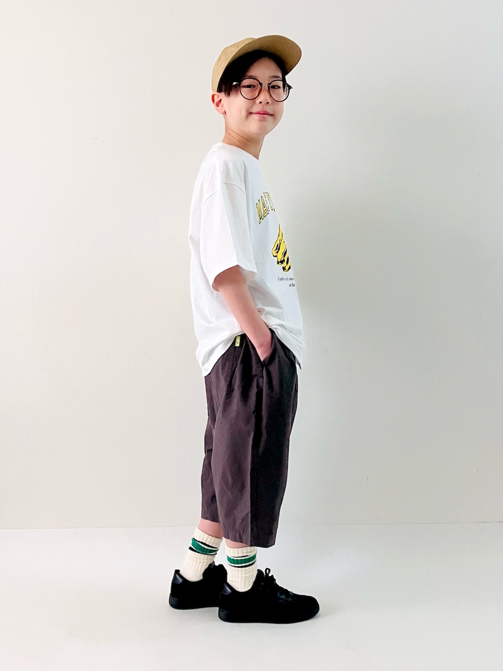 ホワイト系のTシャツ/カットソー、グレー系のその他パンツ、ブラック系のスニーカーを着用したキッズの春コーディネートの4枚目の写真