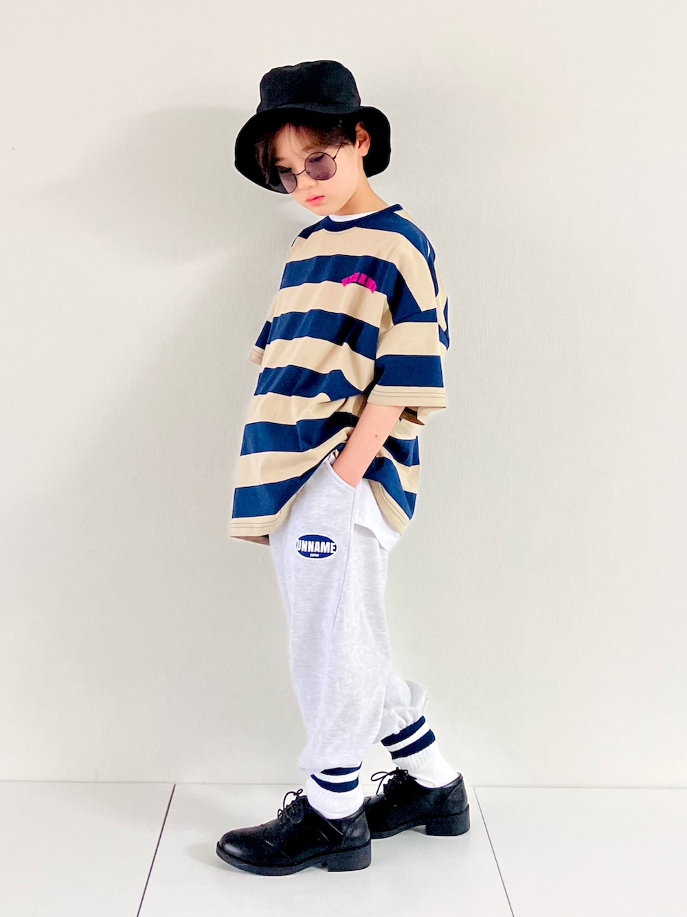 「こどもの日、GWコーデ、ローファー、ブーツ、スウエット、ボーター、ハット、サングラス、ボーダーTシャツ、カジュアルコーデ、ストリートコーデ、ストリート、シンプルコーデ」｜「unname_supplyのアイテム（Tシャツ/カットソー、ブルー系）」を使った、syun★さん（キッズ・135cm）の春コーディネートの3枚目の写真