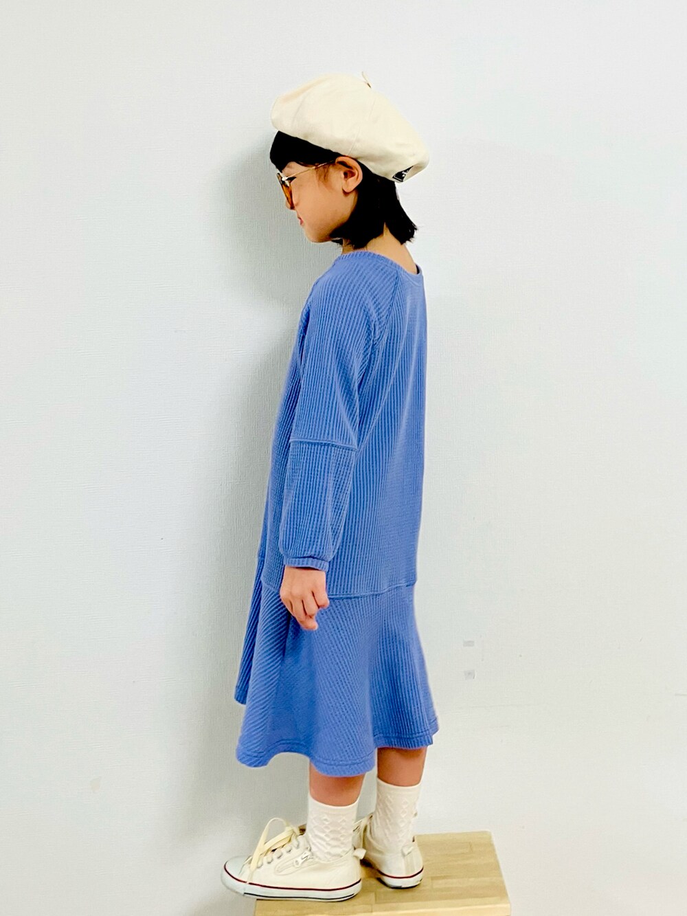「ワンピース、ベスト、ボリューム袖、マーメイドスカート、UNIQLO、ティピーコーデ、スニーカー、ベレー帽、女の子コーデ、シンプル」｜「the_otogibanashi_supplyのアイテム（ハンチング/ベレー帽、ブラック系）」を使った、syun★さん（キッズ・130cm）の秋コーディネートの2枚目の写真