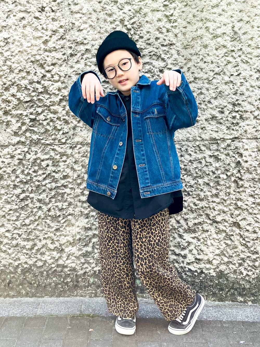 「WEARハロウィン2022、休日スタイル、ビッグシルエット、デニム、ニットキャップ、ニット帽、シャツ、シャツスタイル、むすこーで、秋コーデ、おとこのこ」｜「CIAOPANIC TYPYの【KIDS】甘織デニムGジャン（デニムジャケット、ブルー系）」を使った、syun★さん（キッズ・130cm）の秋コーディネートの2枚目の写真