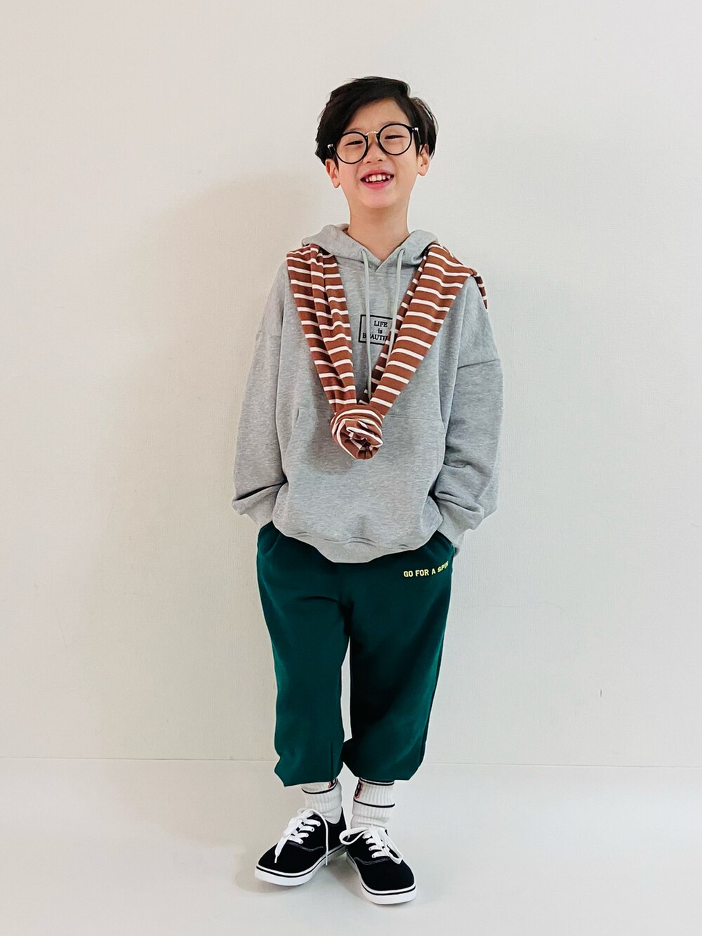 「ビッグシルエット、レイヤードスタイル、ワイドパンツ、かたかけ、スウェット、めがね、重ね着ベストシーズン、ストリート、秋コーデ、スウエット、秋冬コーデ、お出かけコーデ、レイヤード」｜「UNIQLOのアイテム（Tシャツ/カットソー、ベージュ系）」を使った、syun★さん（キッズ・135cm）の秋コーディネートの2枚目の写真