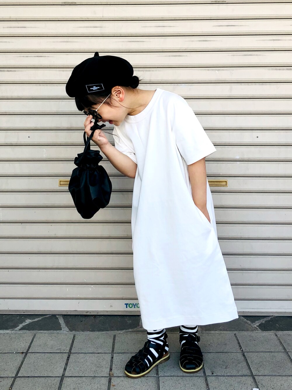 「ごきげんウィーク、ベレー帽、シャツワンピ、Tシャツワンピ、ボーダー、巾着バッグ、グルカサンダル、休日スタイル、ゆるコーデ、休日コーデ、プチプラ、夏コーデ、モノトーン、シンフルコーデ、Tシャツワンピース」｜「the_otogibanashi_supplyのアイテム（ハンチング/ベレー帽、ブラック系）」を使った、syun★さん（キッズ・120cm）の春コーディネートの4枚目の写真