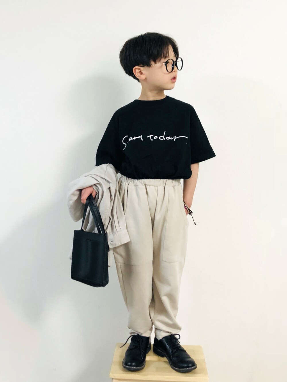 ブラック系のTシャツ/カットソー、グレー系のシャツ/ブラウス、ホワイト系のその他パンツを着用したキッズの春コーディネートの2枚目の写真