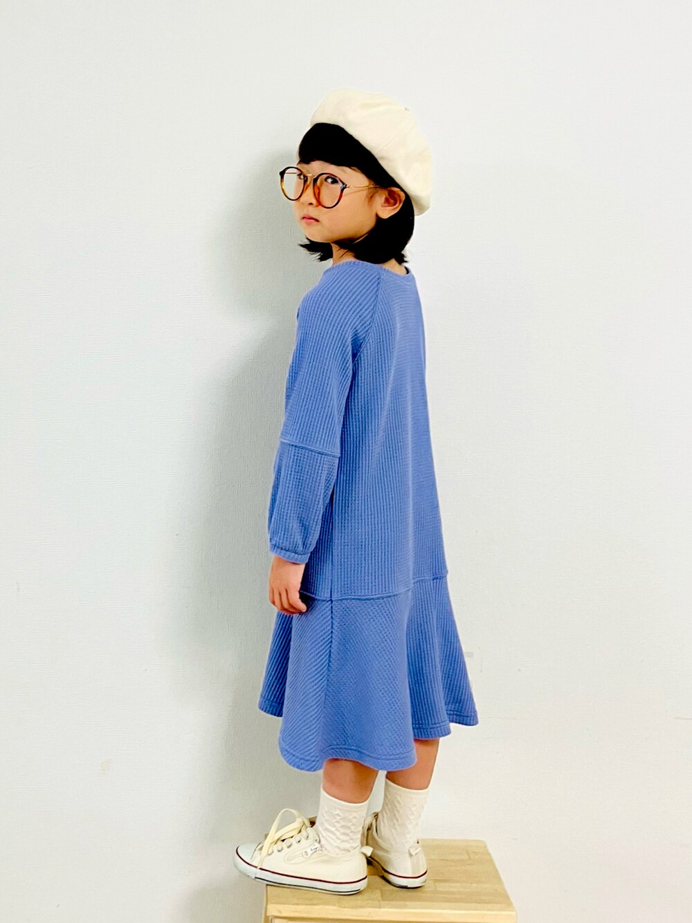 「ワンピース、ベスト、ボリューム袖、マーメイドスカート、UNIQLO、ティピーコーデ、スニーカー、ベレー帽、女の子コーデ、シンプル」｜「the_otogibanashi_supplyのアイテム（ハンチング/ベレー帽、ブラック系）」を使った、syun★さん（キッズ・130cm）の秋コーディネートの3枚目の写真