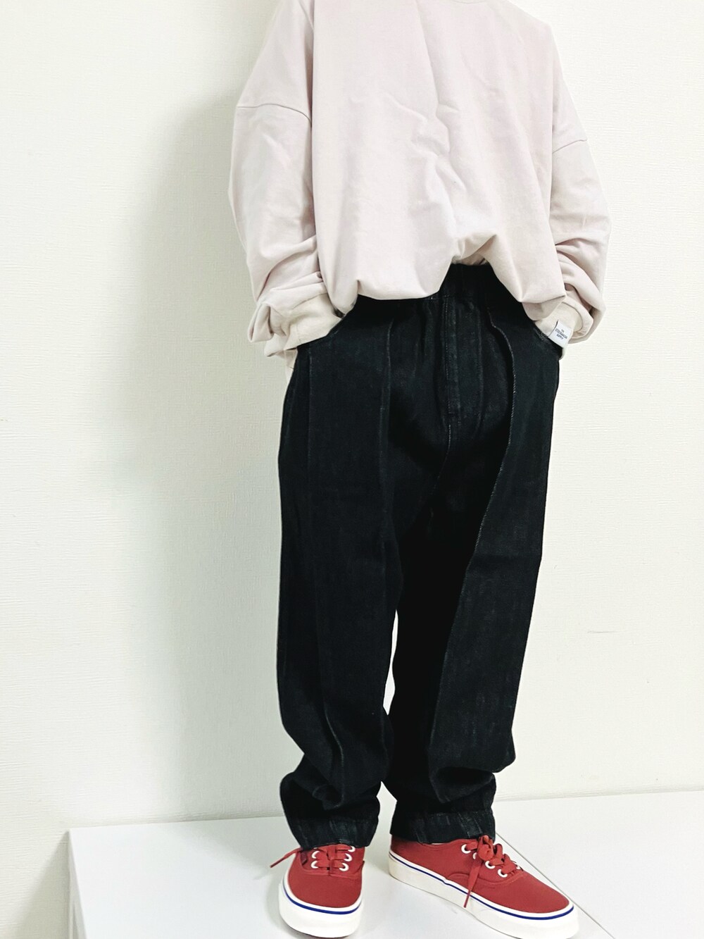 「キッズコーデ、モノトーン、モード、モードストリート、休日スタイル、秋服準備はじめました、ブラックデニム、ブラックワイドパンツ」｜「the_otogibanashi_supplyのアイテム（Tシャツ/カットソー、グレー系）」を使った、syun★さん（キッズ・128cm）の秋コーディネートの3枚目の写真