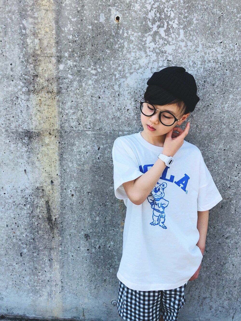 「ごきげんウィーク、春夏コーデ、ギンガムチェック、ハーフパンツ、グルカサンダル、公園コーデ、休日コーデ、休日スタイル、古着MIX、Tシャツ、ゆるコーデ、オーバーサイズ、ロゴT」｜「NANO universeの：ＴＨＥ　ＢＥＡＮＩＥ（ニットキャップ/ビーニー、ブラック系）」を使った、syun★さん（キッズ・126cm）の春コーディネートの4枚目の写真