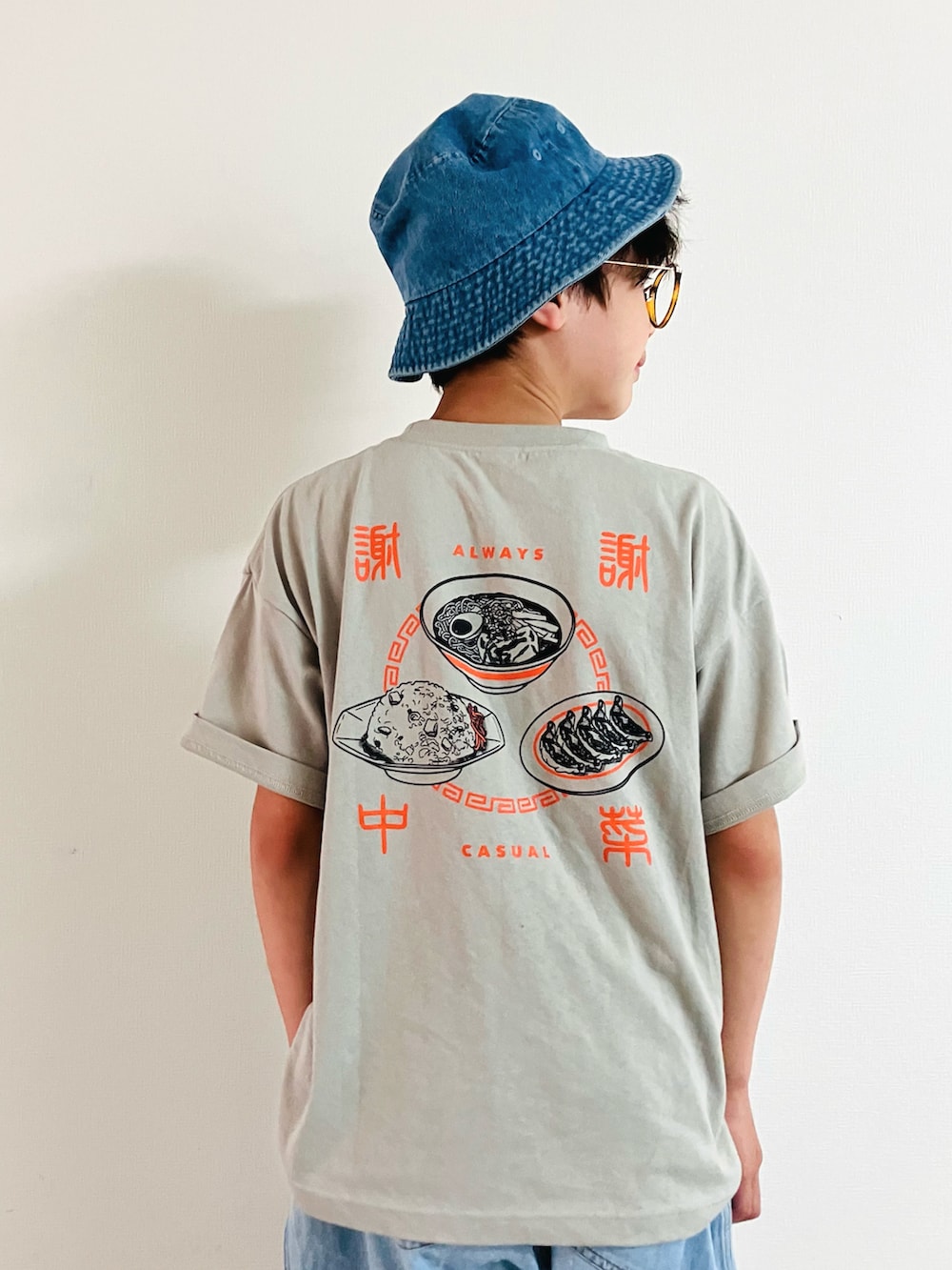 グレー系のTシャツ/カットソー、ブルー系のデニムパンツ、ホワイト系のスニーカーを着用したキッズの夏コーディネートの3枚目の写真