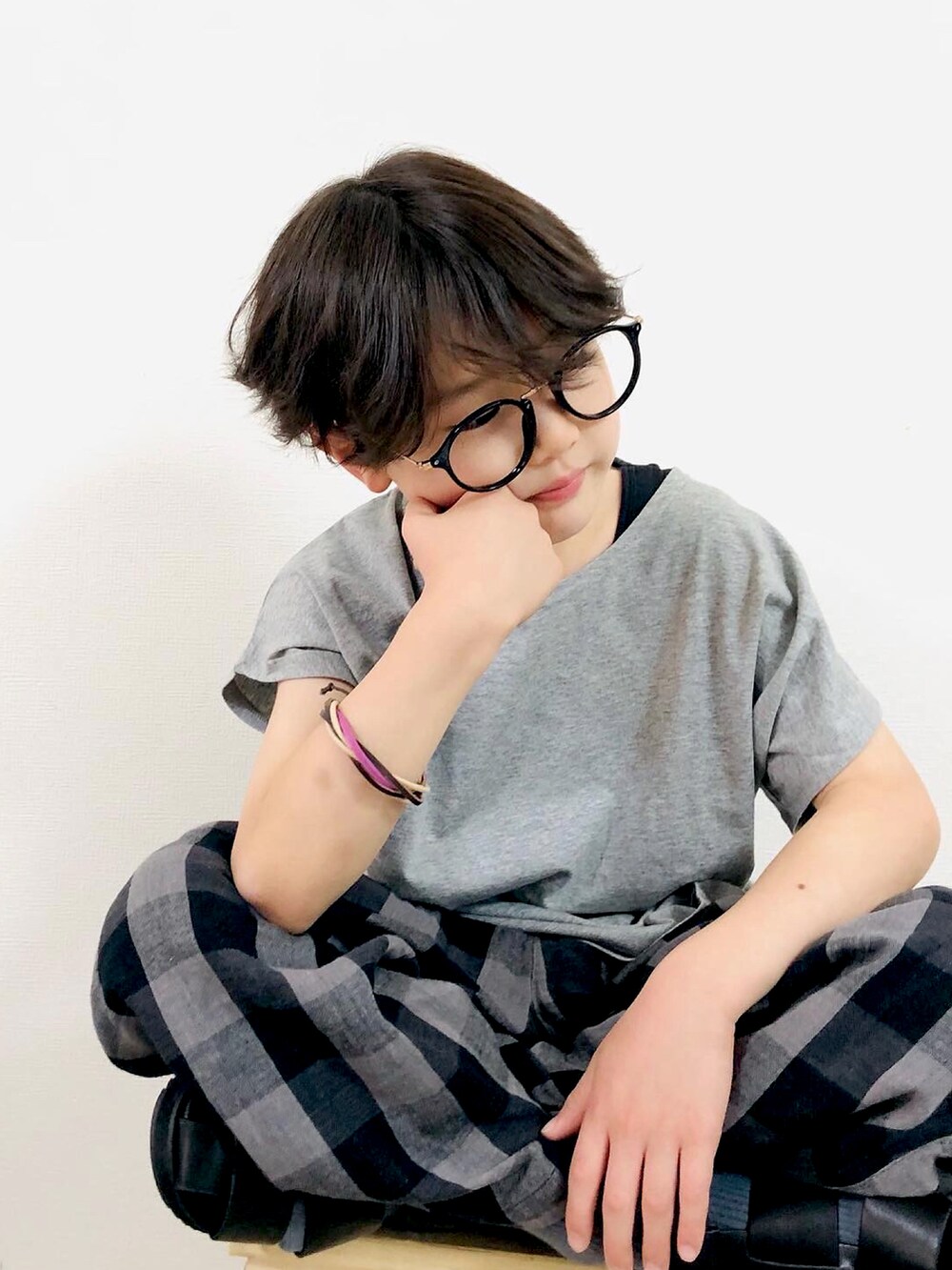 グレー系のTシャツ/カットソー、ブラック系のその他パンツ、ブラック系のサンダルを着用したキッズの夏コーディネートの3枚目の写真