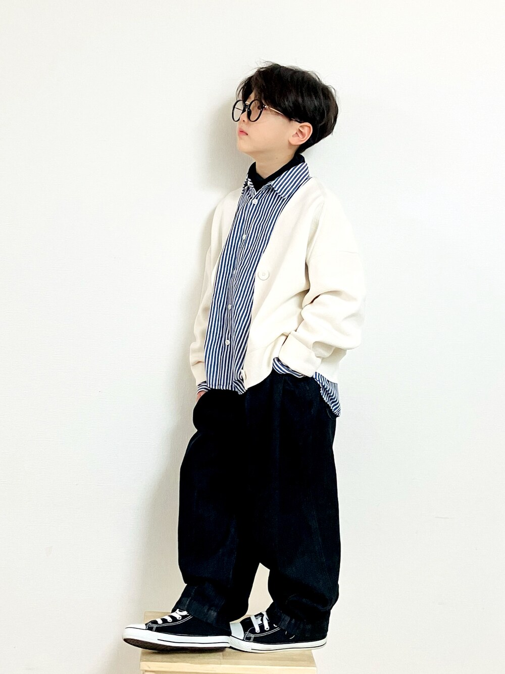 「秋ルック紹介するよ、カジュアルコーデ、カーディガン、シンプルコーデ、シンプル、デニム、モノトーン」｜「UNIQLOのアイテム（カーディガン/ボレロ、ホワイト系）」を使った、syun★さん（キッズ・130cm）の秋コーディネートの3枚目の写真