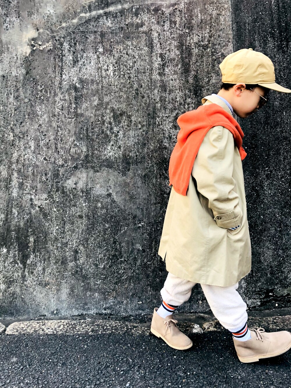 オレンジ系のカーディガン/ボレロ、ブルー系のシャツ/ブラウス、ホワイト系のパンツを着用したキッズの冬コーディネートの2枚目の写真