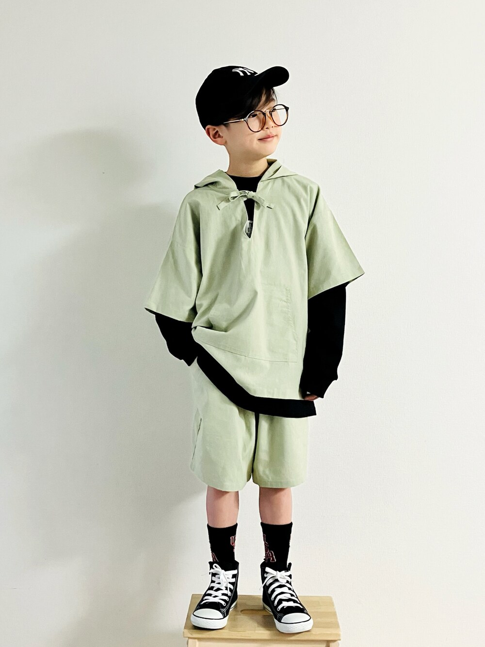 「キッズコーデ、スニーカー、ジャケット、ストリート、春コーデ、キャップ、プチプラ、春服みてみて、ワイドパンツ、休日スタイル、めがね」｜「NEW ERAの【NEW ERA】キッズ Youth 9TWENTY MLB [BSC]（キャップ、ブラック系）」を使った、syun★さん（キッズ・131cm）の春コーディネートの4枚目の写真
