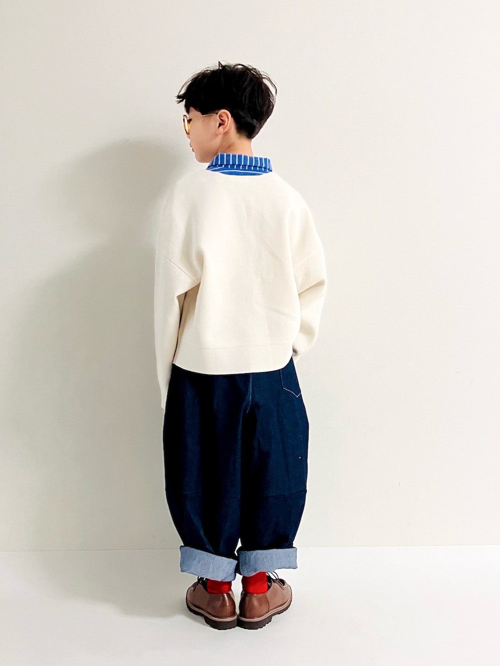 ブルー系のシャツ/ブラウス、ブルー系のその他パンツを着用したキッズの冬コーディネートの4枚目の写真