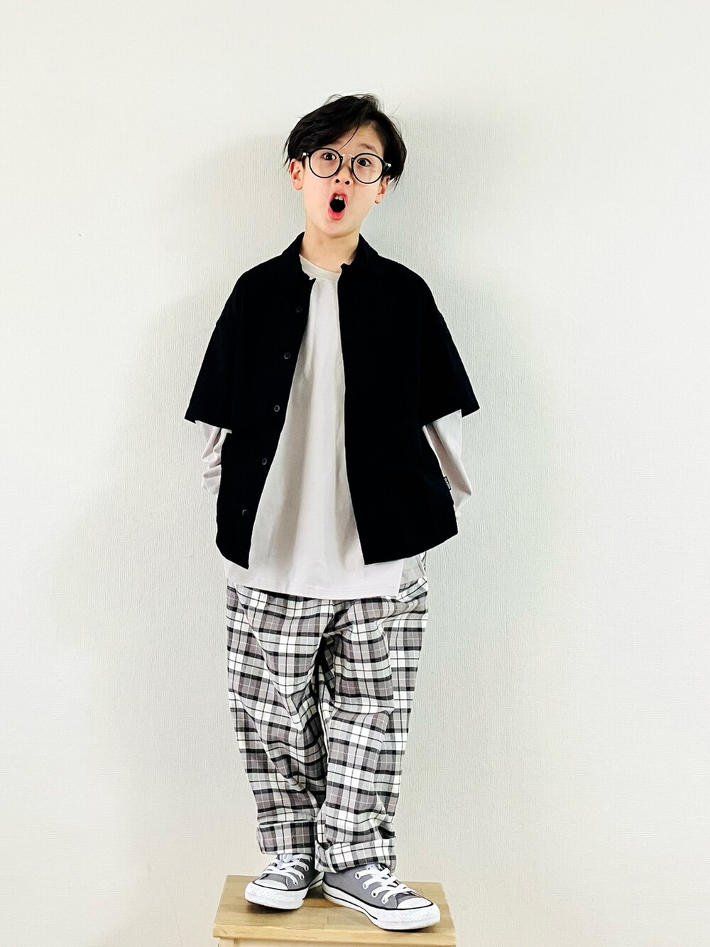 「春服デビュー宣言、キッズファッション、レイヤードスタイル、チェックパンツ、男の子コーデ、シンフルコーデ、コンバース、あわいろコーデ、淡い色コーデ」｜「GLAZOSのオックスストレッチ・オープンカラー半袖シャツ【セットアップ対応】（シャツ/ブラウス、ブラック系）」を使った、syun★さん（キッズ・131cm）の春コーディネートの4枚目の写真