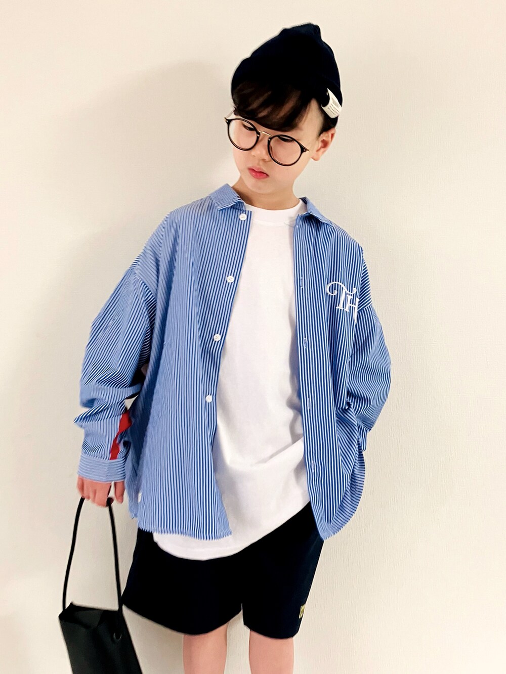 ブルー系のシャツ/ブラウス、ホワイト系のTシャツ/カットソー、ブルー系のパンツを着用したキッズの春コーディネートの4枚目の写真