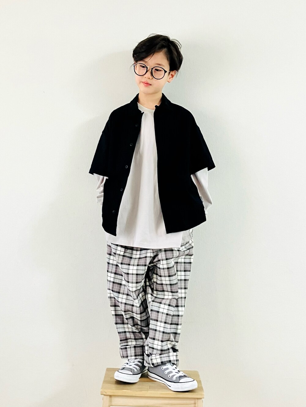 「春服デビュー宣言、キッズファッション、レイヤードスタイル、チェックパンツ、男の子コーデ、シンフルコーデ、コンバース、あわいろコーデ、淡い色コーデ」｜「GLAZOSのオックスストレッチ・オープンカラー半袖シャツ【セットアップ対応】（シャツ/ブラウス、ブラック系）」を使った、syun★さん（キッズ・131cm）の春コーディネートの2枚目の写真