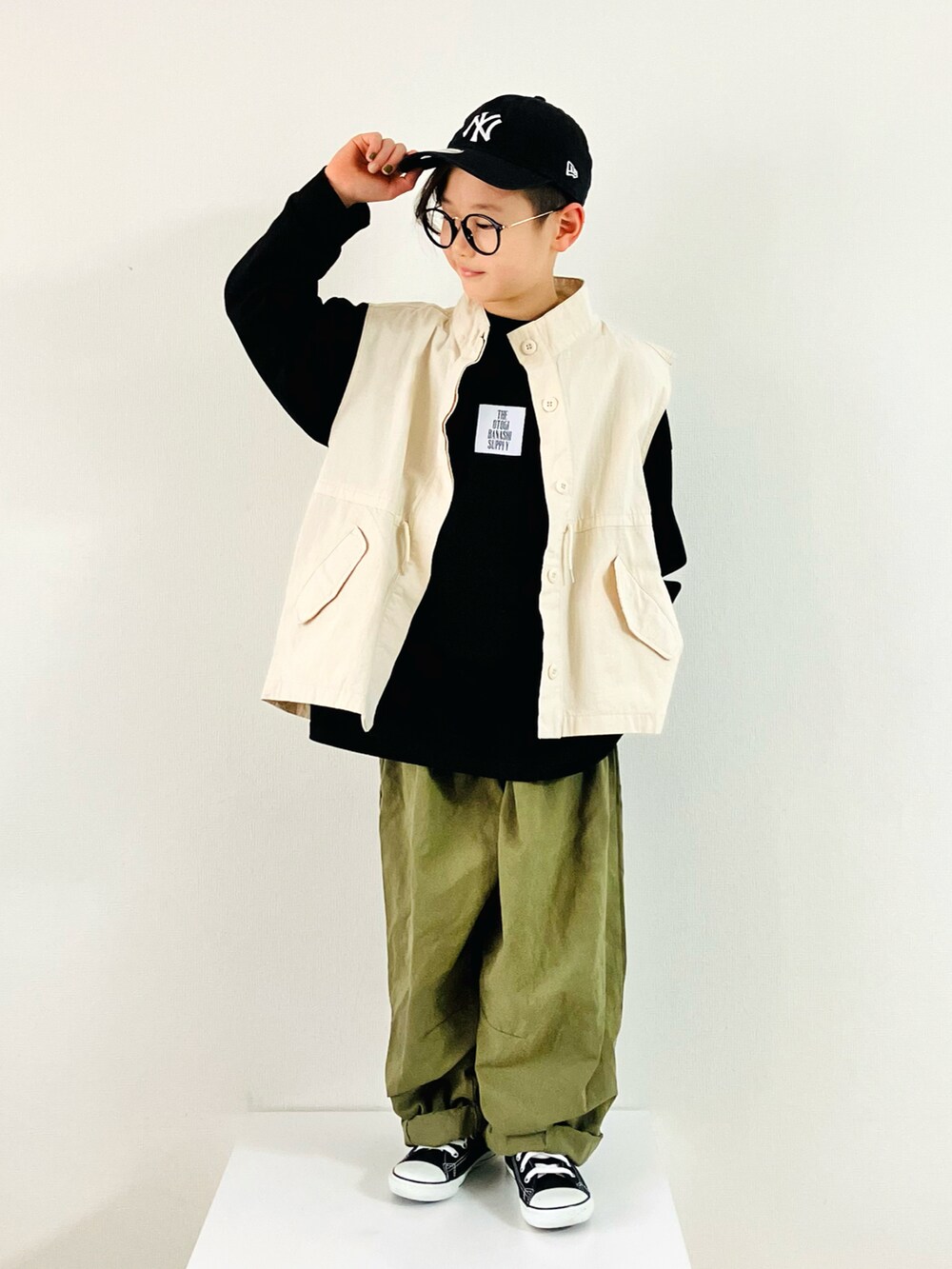 「シンプルコーデ、ロゴT、ロンT、オーバーサイズ、ワイドパンツ、ベスト、カラーパンツ、キャップ、休日スタイル、めがね、いまどきジャケット写真、春コーデ」｜「NEW ERAの【NEW ERA】キッズ Child 9TWENTY MLB [BSC]（キャップ、ブラック系）」を使った、syun★さん（キッズ・131cm）の春コーディネートの3枚目の写真