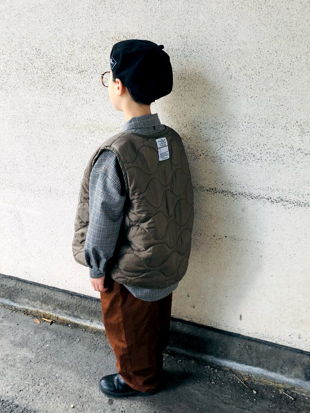 「クリスマスに着たい服、チェック柄に恋してる、キッズファッション、ベレー帽、めがね、ブーツ、ダウンベスト、チェックシャツ」|「the_otogibanashi_supplyのアイテム(ハンチング/ベレー帽、ブラック系)」を使った、syun★さん(キッズ・120cm)の冬コーディネートの3枚目の写真