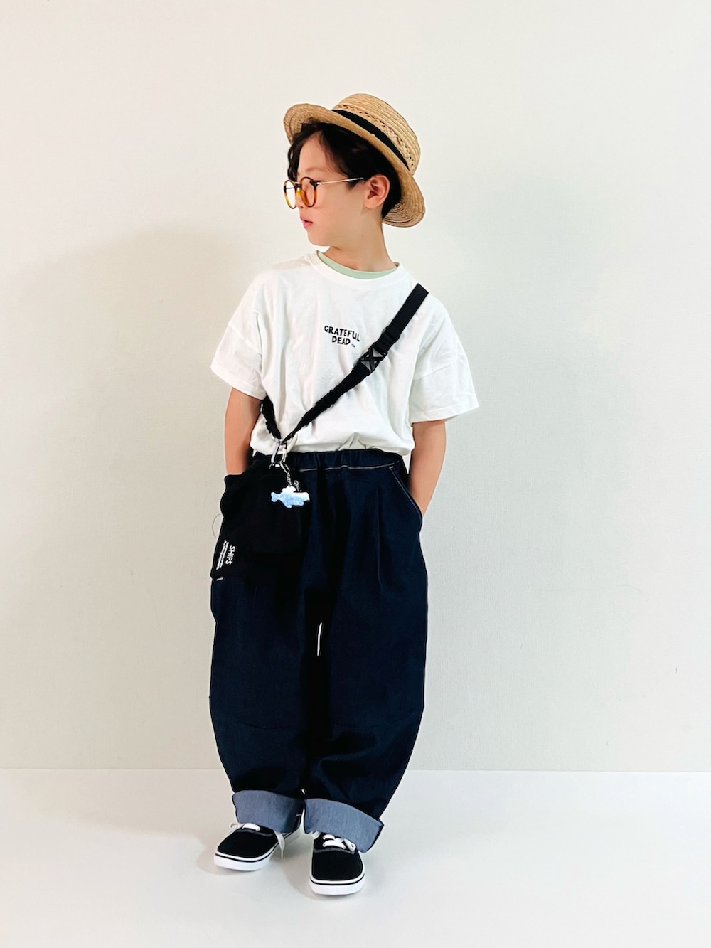 「デニム、タックイン、カンカン帽、むぎわら帽子、ロゴT、めがね、夏コーデ、Tシャツ、おでかけコーデ、カジュアルコーデ、カジュアル、ゆったりパンツ、夏セールで買いました」｜「古着のアイテム（帽子、ベージュ系）」を使った、syun★さん（キッズ・135cm）の夏コーディネートの2枚目の写真