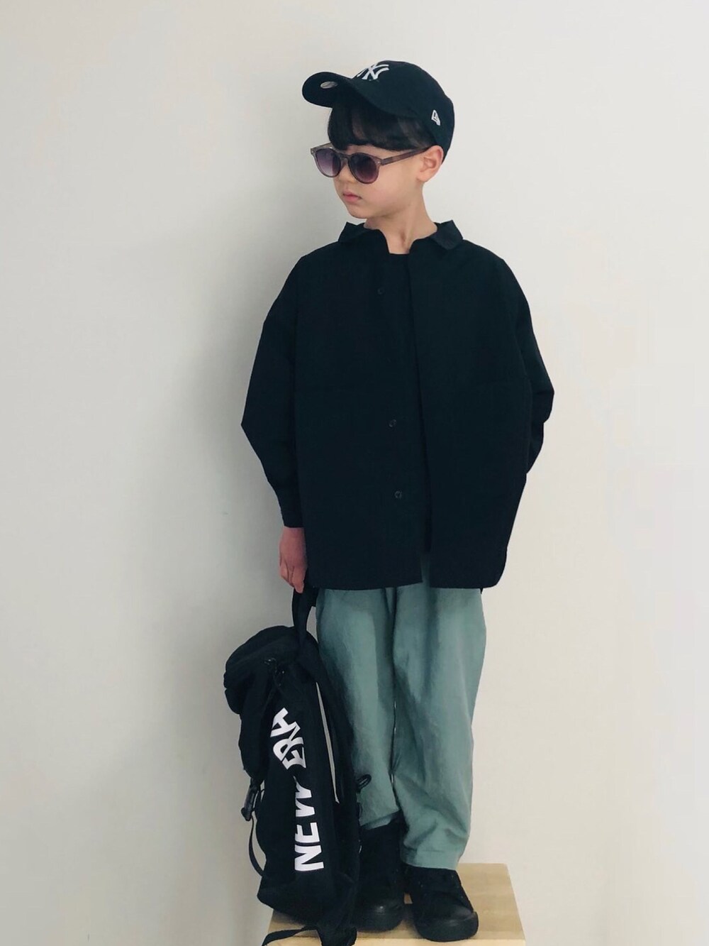 「キッズファッション、カジュアル、シャツスタイル、カラーパンツ、ootd、ロンT、ハイカットスニーカー、ハイカット、キャップ、オーバーサイズ、ビッグシルエット、淡色コーデ、モード、春服みてみて」｜「NEW ERAの【NEW ERA】キッズ Youth 9TWENTY MLB [BSC]（キャップ、ブラック系）」を使った、syun★さん（キッズ・120cm）の春コーディネートの2枚目の写真