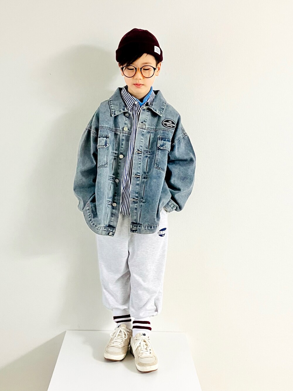 「春アウター、デニム、スウェット、ニューバランス、シャツ、春夏コーデ、シャツスタイル」｜「AZUL by moussyのカラーリブワッチ（ニットキャップ/ビーニー、レッド系）」を使った、syun★さん（キッズ・131cm）の春コーディネートの3枚目の写真