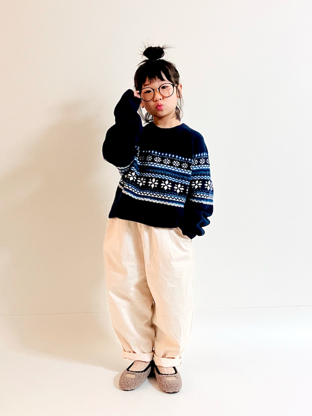 ブルー系のニット/セーター、ホワイト系のその他パンツ、グレー系のパンプスを着用したキッズの冬コーディネートの2枚目の写真