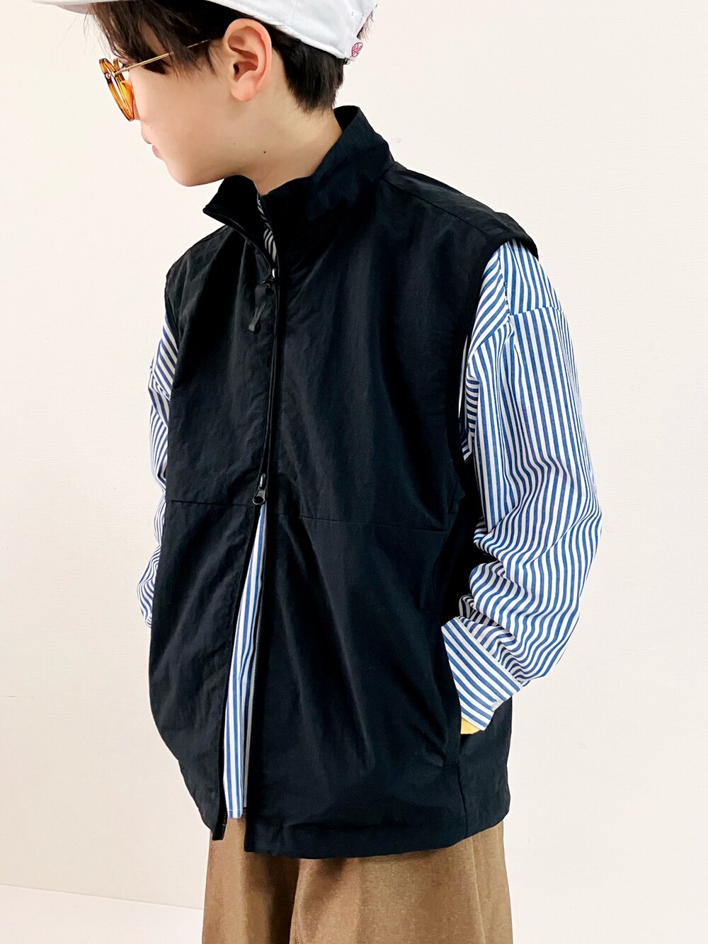 「ブラウン、春コーデ、ベスト、ベスト×シャツ、ベストコーデ、シャツスタイル、ワイドパンツ、キャップ」｜「NEW ERAの【NEW ERA / ニューエラ】New York Yankees・ニューヨーク ヤンキース チームロゴ刺繍キャップ（キャップ、ホワイト系）」を使った、syun★さん（キッズ・136cm）の冬コーディネートの3枚目の写真